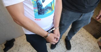 אילת: שני נאשמים בסחיטה באיומים ובכוח של בעל מסעדה