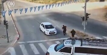 תיעוד: שוטרים איתרו גנב רכב שניסה להימלט ברוורס ואיבד שליטה