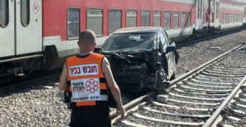 רכב עלה על פסי רכבת בלוד, שתי נשים נפצעו קל