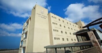 אישום: חמישה אסירים בכלא רימונים תקפו באכזריות את חברם לאגף