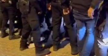 12 עצורים, בהם בני משפחתו של עבריין בכיר ועורכת דין, במהלך התקוטטות המונית עם שוטרים