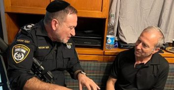 המפכ"ל בביקור ניחומים אצל משפחת קסטלמן