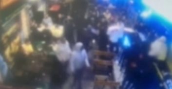 צפו: תקיפה אלימה בשוק מחנה-יהודה כי בעל בר סירב לשלם פרוטקשן