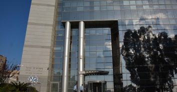 מחוז חוף: מפקד תחנה ושוטרת הושעו בחשד לעבירות הפרת אמונים