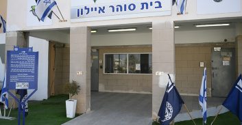 סוהרת פוטרה בטענה שניהלה קשר אסור עם אסיר פלילי