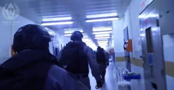 צפו: דוקרנים, סמים ומכונות קעקועים נתפסו בפשיטה על התאים בכלא אשל