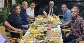 מוחמד רחאל מארח לסעודת אפטאר