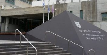 כתב אישום נגד מאמן על עבירות מין בשתי מתעמלות קטינות