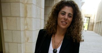 עו"ד כנרת בראשי תפצה ב-100 אלף פרקליט בכיר שייחסה לו "פדופיליה"