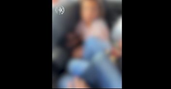 צפו: תשעה נוסעים ברכב פרטי, הילדים הוסתרו על הרצפה