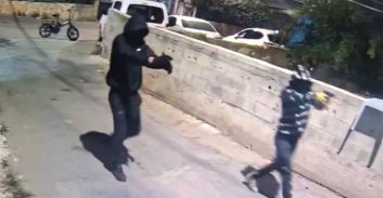 אישום נגד שני בני 19 ו-17: ירו באקדחים לעבר בית במג'דל-כרום