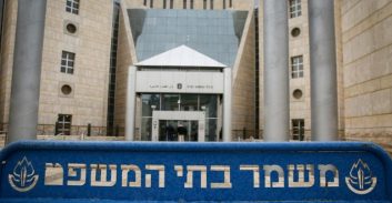 שמונה וחצי שנות מאסר לאישה שביצעה עבירות מין חמורות בבנה החורג