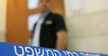 אישום: נעצר בגלל השלכת נעל על שופטת והשליך עט על שופט-המעצרים