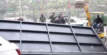צפו: המשטרה פירקה שערים ומצלמות מסביב לבתים ומתחמים של עבריינים בנצרת
