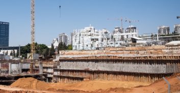 פרוטקשן בצפון: נאשמים בגביית מאות אלפי שקלים מחברות בנייה