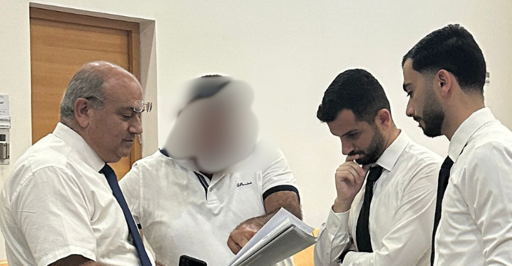 עורכי הדין בולוס בהתייעצות עם החשוד