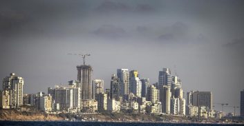 בת-ים: מפקחים חשודים שקיבלו שוחד תמורת העלמת עין מבנייה בלתי חוקית