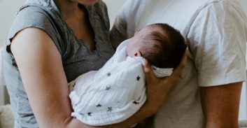 כשהאהבה לא-מספיקה: פעוטה תימסר לאימוץ אך יישמר קשר מינימלי עם הוריה