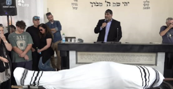 אלפים במסע הלוויה של השופט בני שגיא