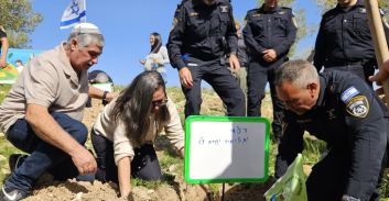 נוטעים וזוכרים: טקס נטיעות ט"ו בשבט להנצחת חללי המחוז הדרומי