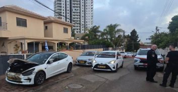 חדרה: קצין משטרה ירה בשני רעולי פנים שלפי החשד הציתו רכב