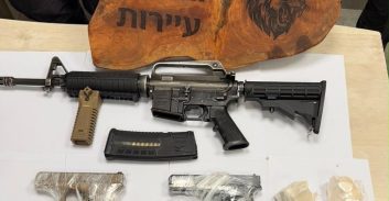 תל-שבע: שתי חשודות בהחזקת רובה M16, שני אקדחי גלוק, קוקאין ואקסטזי